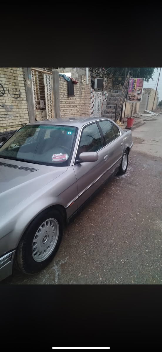 السلام عليكم BMW مديل 1995 البدي نظيف كير مكينه مكفولات فقط نضح دهن من قبق ولفات بسبب الواشر 
والدعامية الامامية مكسورة فقط 
سنتر لوك شغال 4 بيبان 
شاشة اندرويد وكاربلاي جديدة سماعات
الحدادية الامامية 100/100
الخلفية نص عمر 
سيارة بديها نظيف يرادلها ملاحظات بسيطه تخم تاير جديد 
ويل نظيف 
باتري اصلي جديد لايتات زنون 4 الكهربائيات كلها شغاله 
تبريد خير من الله 
مكان السيارة ميسان 
***********
متواجد فيس وواتساب

