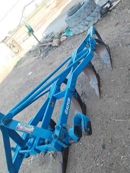 للبيع فدان تركي البير حجم  ٨ رباعي 
العنوان واسط النعمانية ***********
***********
***********
