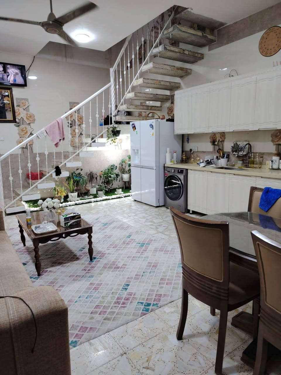 بيت في حي الميلاد 100 واجهه ٥متر في نزال ٢٠متر الطابق الارضي غرفه نوم وصاله هي صاله هي مطبخ واستقبال وصحيات داخليه وخارجيه الطابق الاول غرفه نوم وصحيات وصاله ومخزن وسطح *********** واتساب
