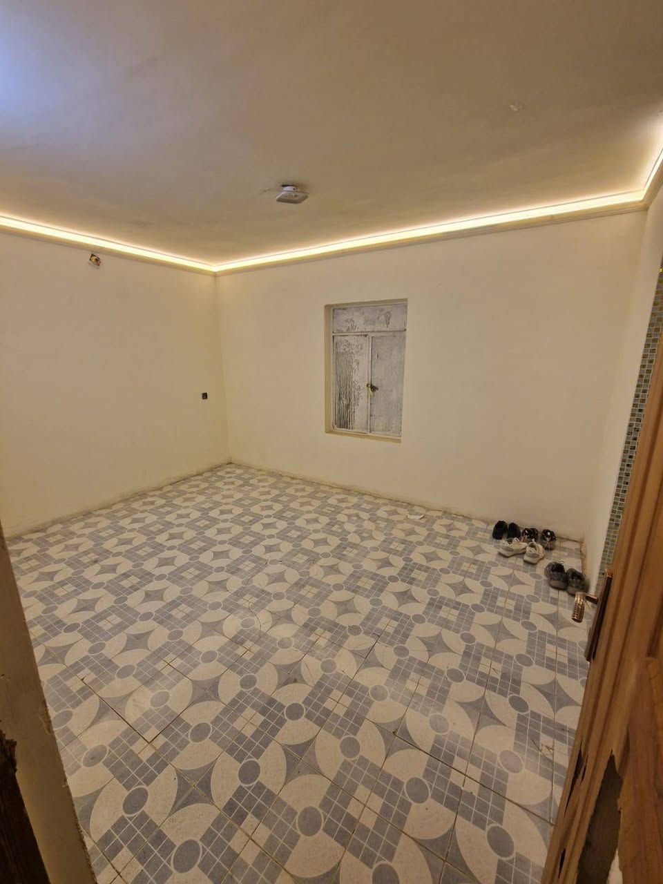 دارللبيع في زوير مساحه300م شارع سبيس الفرع الثالث المغلق  بناء2023طابقين... ط1غرفتين نوم وصاله ومطبخ وكليدور ومجمع صحيات . ط2/2نوموكليدور ومجمع صحيات. السعر250ممكن تفاوض. مكتب عالم العقار***********
