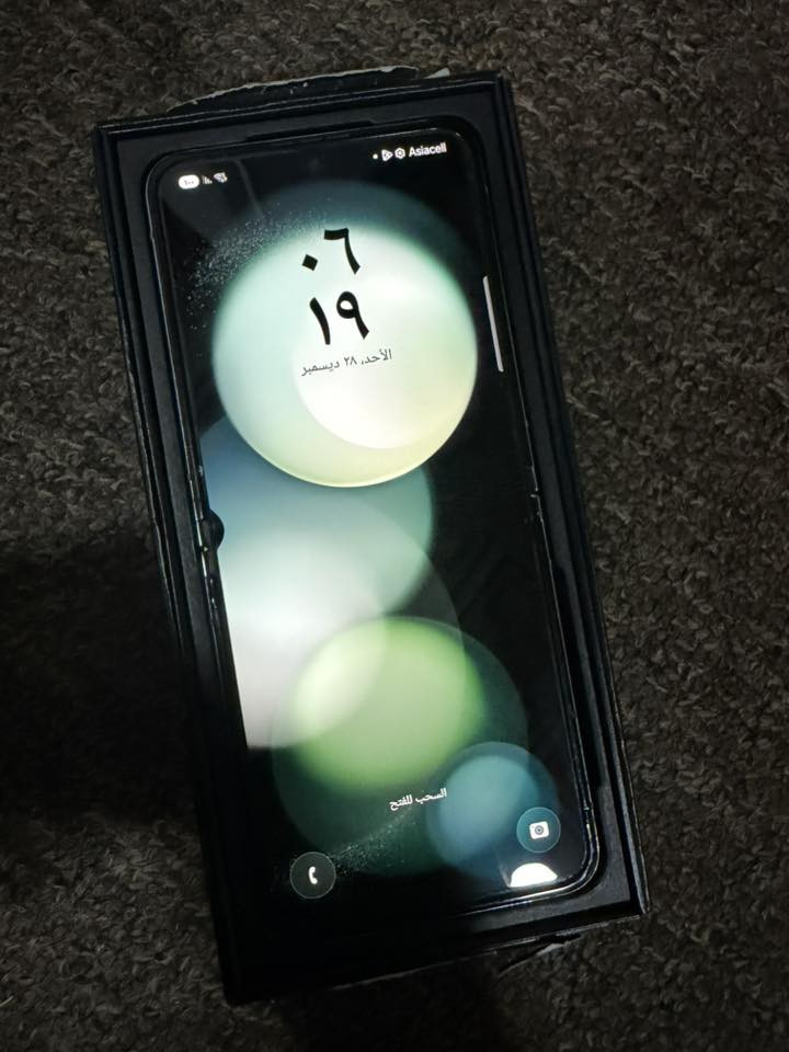 السلام عليكم سامسونج Zflip5 ما مفتوح نهائياً للبيع كارتونته وكيبل ويا مالته جهاز يخبل ذاكرة 512 جهاز يخبل بي بس هاي بالنص النقطة السوده بالحافه أنطيك بي ضمان اسبوع 
مكاني بغداد الكرخ السعر ٣٢٥ وبي مجال يطبك الجهاز شاشه اماميه وخلفيه ***********
