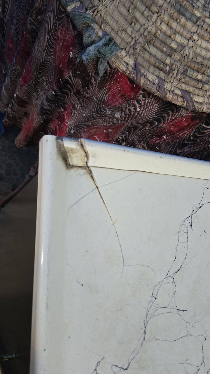 من رخصه الأدمن كاونتر mDfمتر اونص سنك مرمر نظيف اخو الجديد شرط النظافة سعره ٢٥٠الف الشراي يتصل *********** ***********
