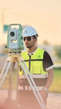 مساح متفرغ للعمل اعمل بجميع الاجهزه المساحيه  عندك رفع او تسقيط او رفع...