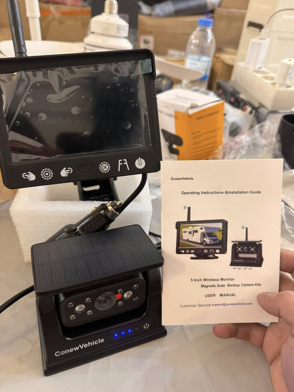 هذا المنتج هو طقم كاميرا احتياطية لاسلكية تعمل بالطاقة الشمسية من العلامة التجارية ConewVehicle.
الشاشة: شاشة مقاس 5 بوصة لعرض رؤية السيارة الخلفية. 
الكاميرا: كاميرا لاسلكية تعمل بالطاقة الشمسية مع قاعدة مغناطيسية لسهولة التثبيت على الأسطح المعدنية. 
المميزات: تحتوي الكاميرا على بطارية مدمجة قابلة لإعادة الشحن ورؤية ليلية مقاومة للماء. 
التركيب: يتميز بسهولة التركيب دون الحاجة إلى حفر أو أسلاك معقدة.


**إذا كنت صاحب هذا الإعلان وتريد حذفه لأي سبب، رجاءا أرسل رسالة إلى الدعم الفني**