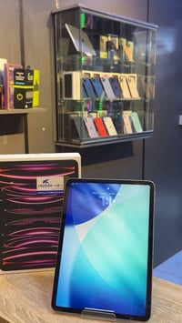 ايباد برو m2 ذاكرة٢٥٦ نضيف فول ويا لزكة وكفر اصلي مشتري ب٢٥ سعر ٧٧٥ ال...