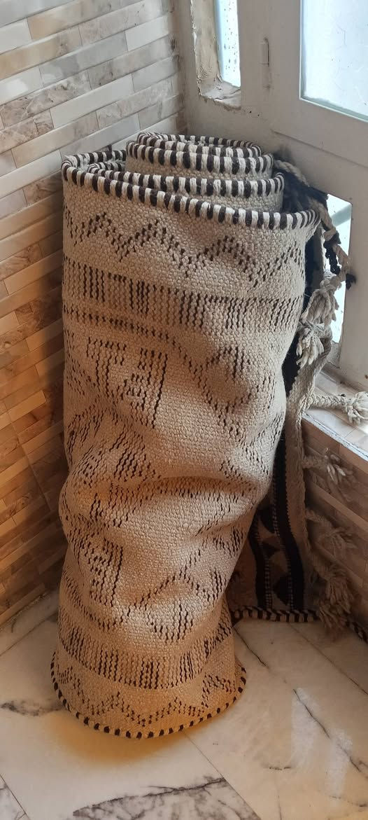 بساط عراقي يدوي (أنتيك) للبيع
الوصف: شغل يدوي عراقي قديم، صوف طبيعي 100%، نقشة تراثية مميزة.
الحالة: نظيف جداً جداً (بحالة الوكالة) وخالٍ من أي عيوب أو تآكل.
القياس: الطول 7 أمتار.
السعر: 500 ألف ( قابل للتفاوض )للتواصل واتساب ***********
