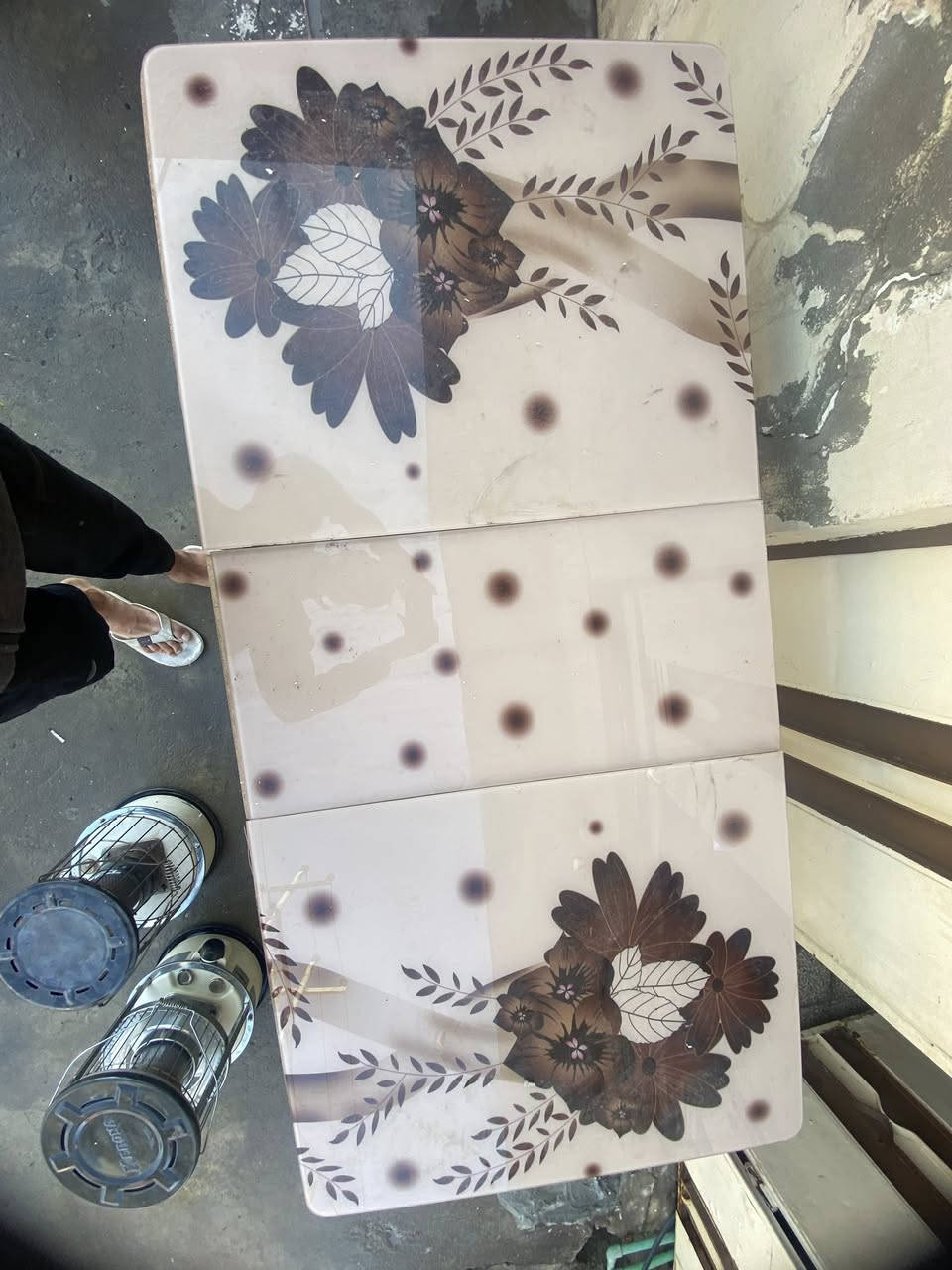 ميز طعام معا اربعه كراسي سعر 50 مكانها موصل الايسر كراج شمال رقم هاتف *********** موجود واتساب عل رقم
