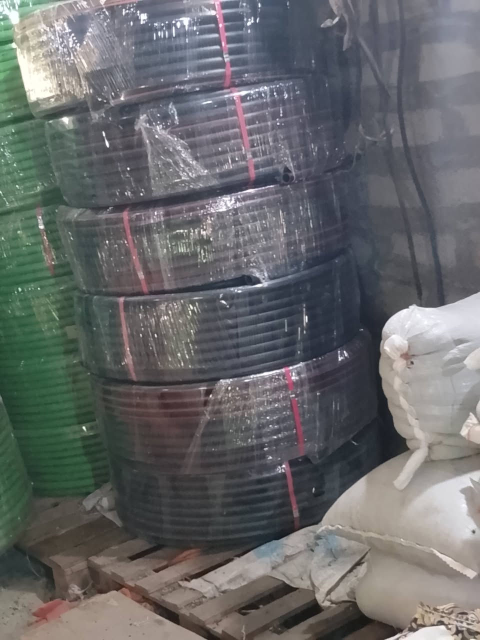 اسود 3 طبقات
مرقم من 1 لا 100 متر 
***********
