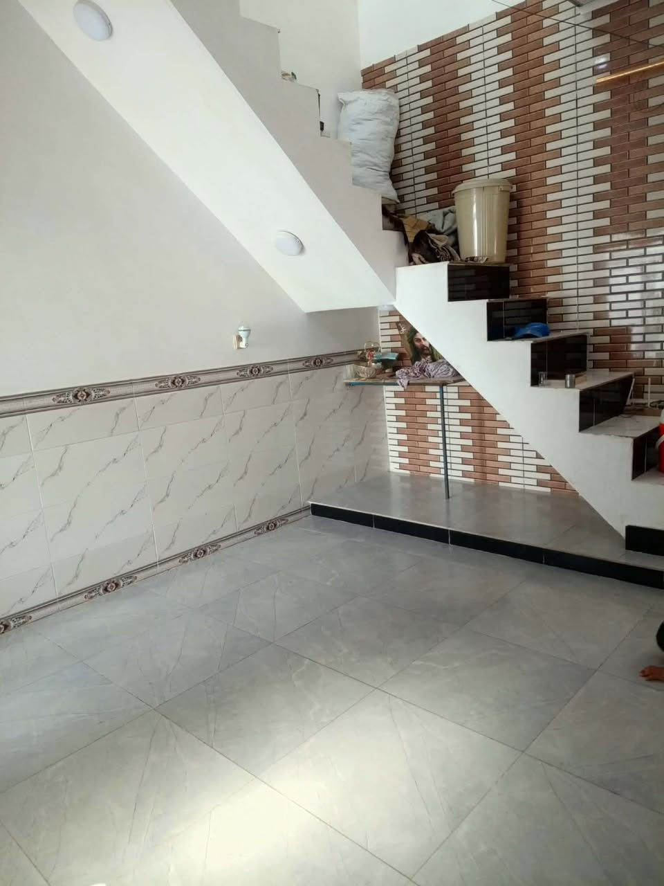 بيت للبيع 100متر يحتو عله فرفه صاله مطبخ استقبال البراكيه شارع الحجه السعر 26،، ***********
