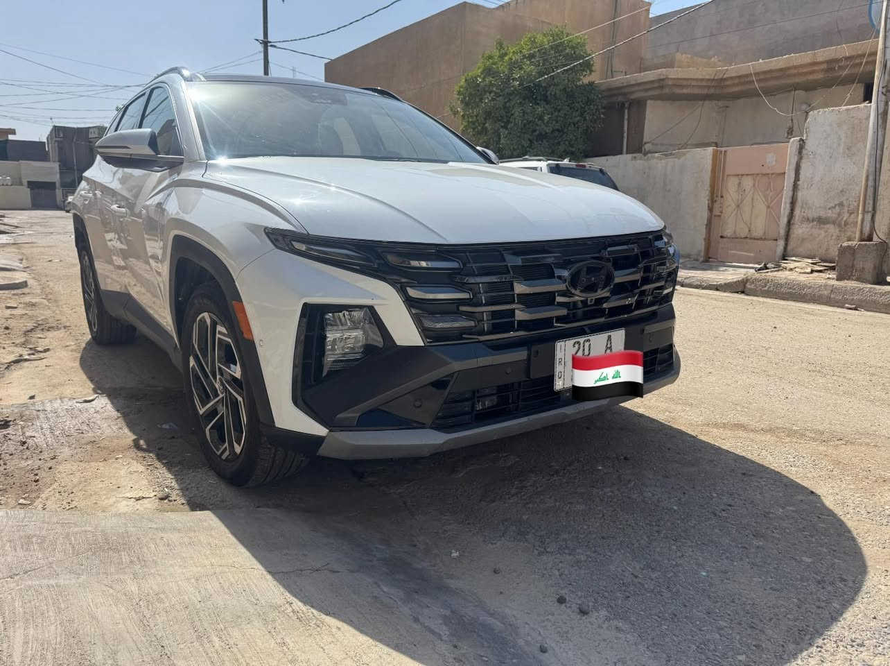 2025 Tucson limited هايبرد
توسان لمتد اعلى مواصفات
السيارة جديدة ودخول جديد واخت الزيرو بعدها 
ماشية 3000ميل 
محرك 1600 توربو هايبرد 
بانوراما 
اربع كامرات امامي وخلفية وجانبية بالمرايات 
 حساسات امامية وخلفية ١٢ حساس
رادار امامي وجانبي وخلفي نقط عمياء 
تتقدم وترجع بالبصمة 
كشنات جلد اسود وكهرباء الاماميات 
تبريد وتدفئة كشنات امامية وستيرن تدفئة وكشنات خلفية تدفئة 
كشن السائق ميموري 
كير تعليك و شفتات ستيرن 
صندوق كهرباء ومن تقترب منة يفتح  
 داتا شو تعرض على الجامة الامامية 
سستم صوت Bose مع دمام بالصندوق
اوتو هولد
 مساعدة النزول من المنحدرات 
شاحن تلبفون واير ليس 
حساس قراءة العين 
الوان داخلية تتغير ١٠ الوان بيها 
ويل كب حجم ١٩ 
 شاشة كبيرة ابل كار بلي واندرويد اوتو 
السيارة جديدة ومابيها اي نقص 
حادثها جاملوغ وبنيد ومبدلهن بلادي يعني بدون صبغ 
مكان السيارة بعقوبة
***********

