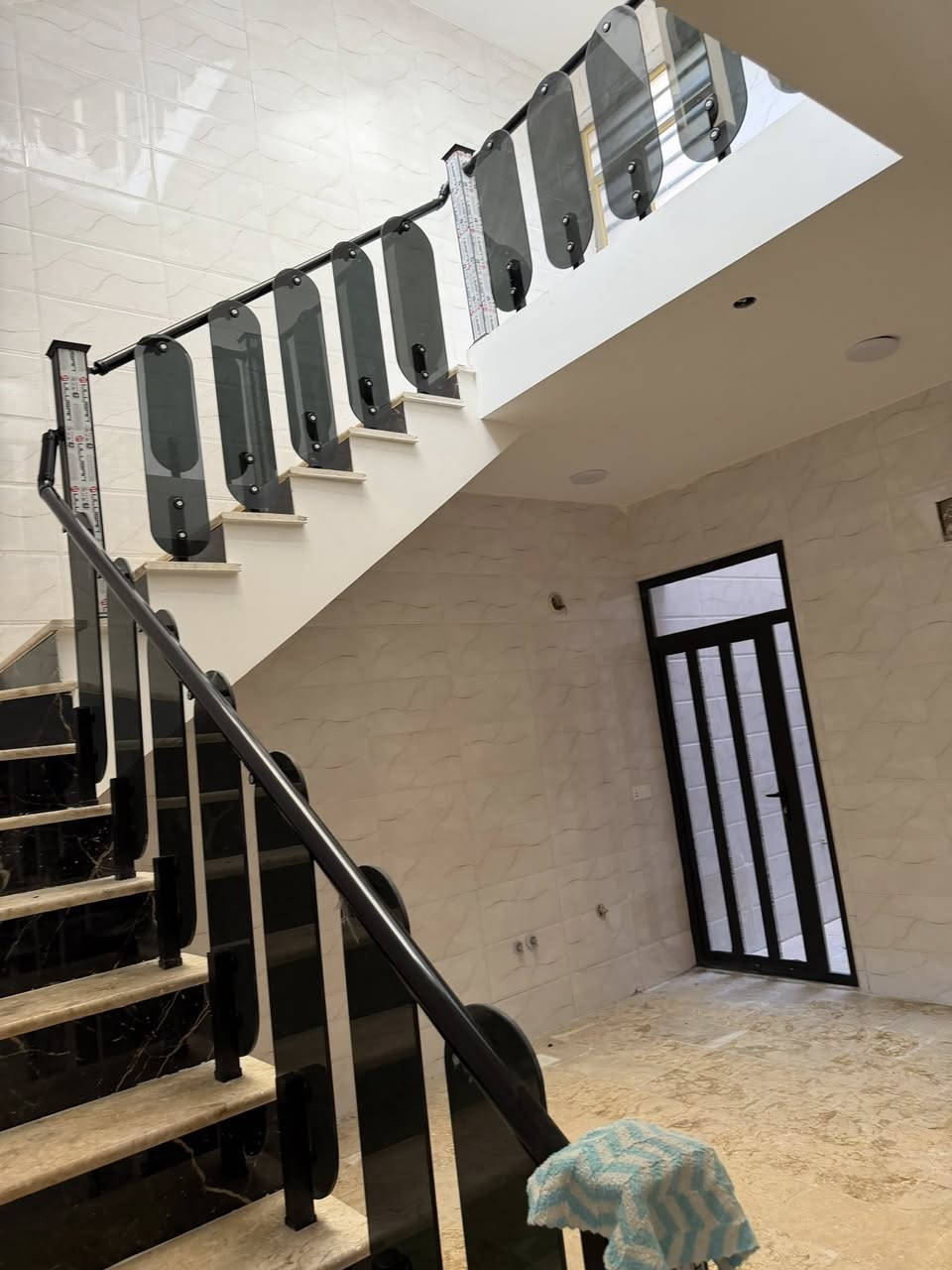 بيت للبيع الشعب التجار الاولى مقابل الاسواق المركزية
المساحة 110 م 
الواجهة.  5
النزال.      22
لاستفسار 
مكتب بغداد لوساطة العقارية
***********
***********
