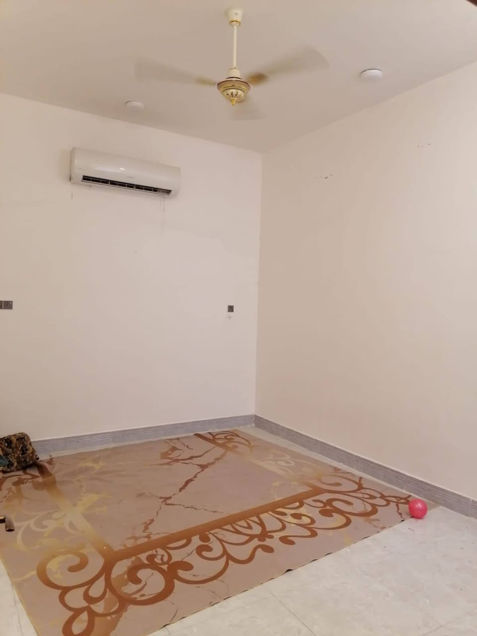 بيت 200متر للبيع حي العسكري منطقة 4000
بناء جناي جديد 

طابق واحد 

غرفتين نوم صاله استقبال مطبخ حار بارد 

قرب مطعم ابو عقيل خلف مول فلوريا 

الاتصال او واتساب 

***********
***********

