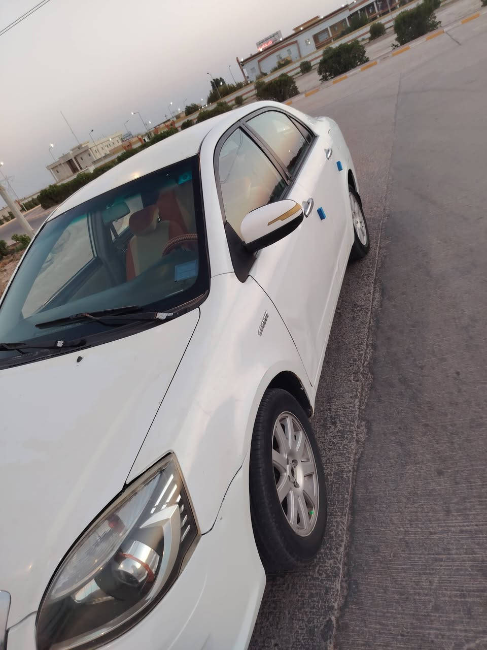 سلام عليكم سياره جيلي كفاله عامه ضربه تبديل صبغ سياره وضع شريكه جهزه من كلشي مكينه وكير حداديه وتخم تاير تبريد شغال كهربايات كله شغال مجال  *********** وتصل سنويه ٣١ مجدده سياره موديل ١٣ وسعر سياره ٤٣ وبيه مجال

