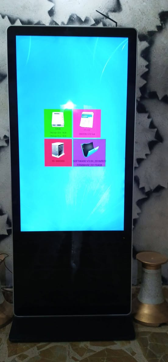 شاشه حجم 106عاموديه عملاقه لعرض منيو المطعم أو تحضير الطعام أو أي براند تحب تعرضه اشتريتها من اربيل قبل شهرين ب 16ورقه بيها ضمان سنه يعني بعدها بل ضمان وبيها سستم سماعات يخبل وتعرض لعبات طوبه إذا تحب اريدها ب 10اوراق الي يحب الاختلاف يخابر ***********
