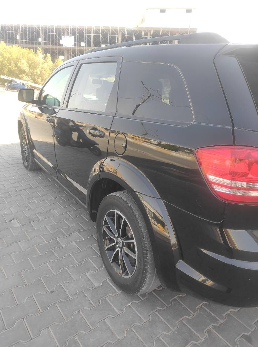 السلام عليكم 
دوج جورني موديل 18 بلاك توب اصل 
سيارة نظيفه جدا تخم تاير جديد حدادية جديدة ادامة كاملة ثلاث قطع تبريد 7راكب محرك 4 مكان السماوة المركز 
***********
حادث كما موضح بالصور السماوا, المثنى
