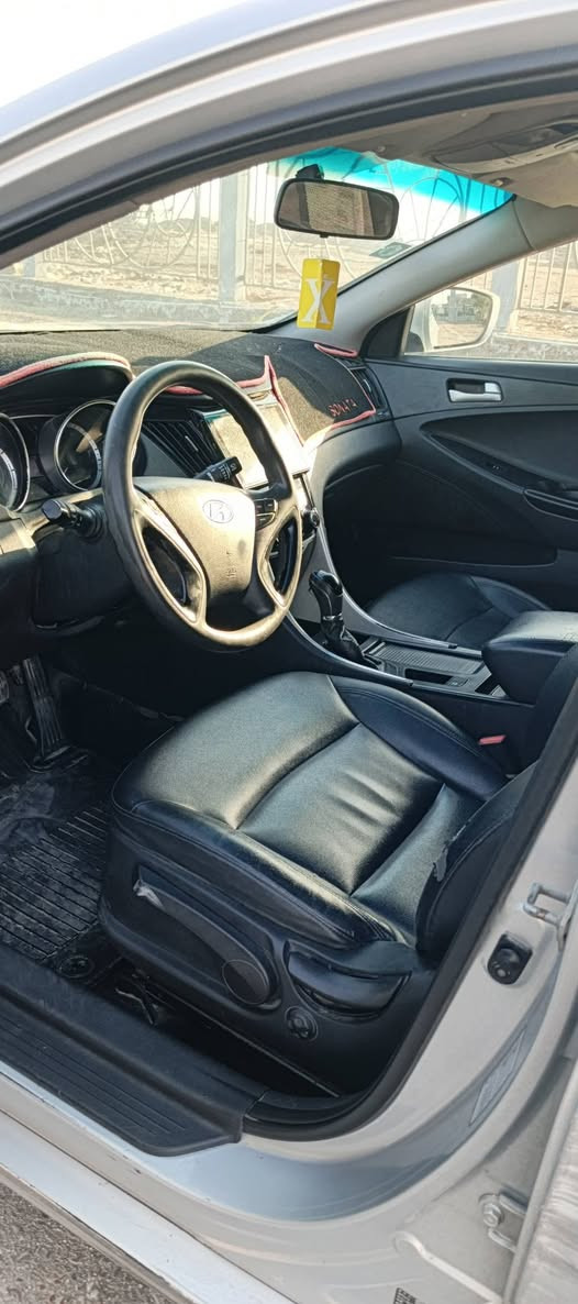 سوناتا مديل 2013وارد كوري مكفوله من ضربه وتبديل بيها رشات صبغ الكوري ماينكفل من صبغ سعر 95وبيها مجال بيها طخه خفيفه يم قبق جنطه بدون دواخل مكينه وكير وحداديه وتبريد كفاله رقم بصره سنويتها جديده تحويل ثاني يوم حجم المحرك 2000دوش عنوان بصره دور شرطه ***********
