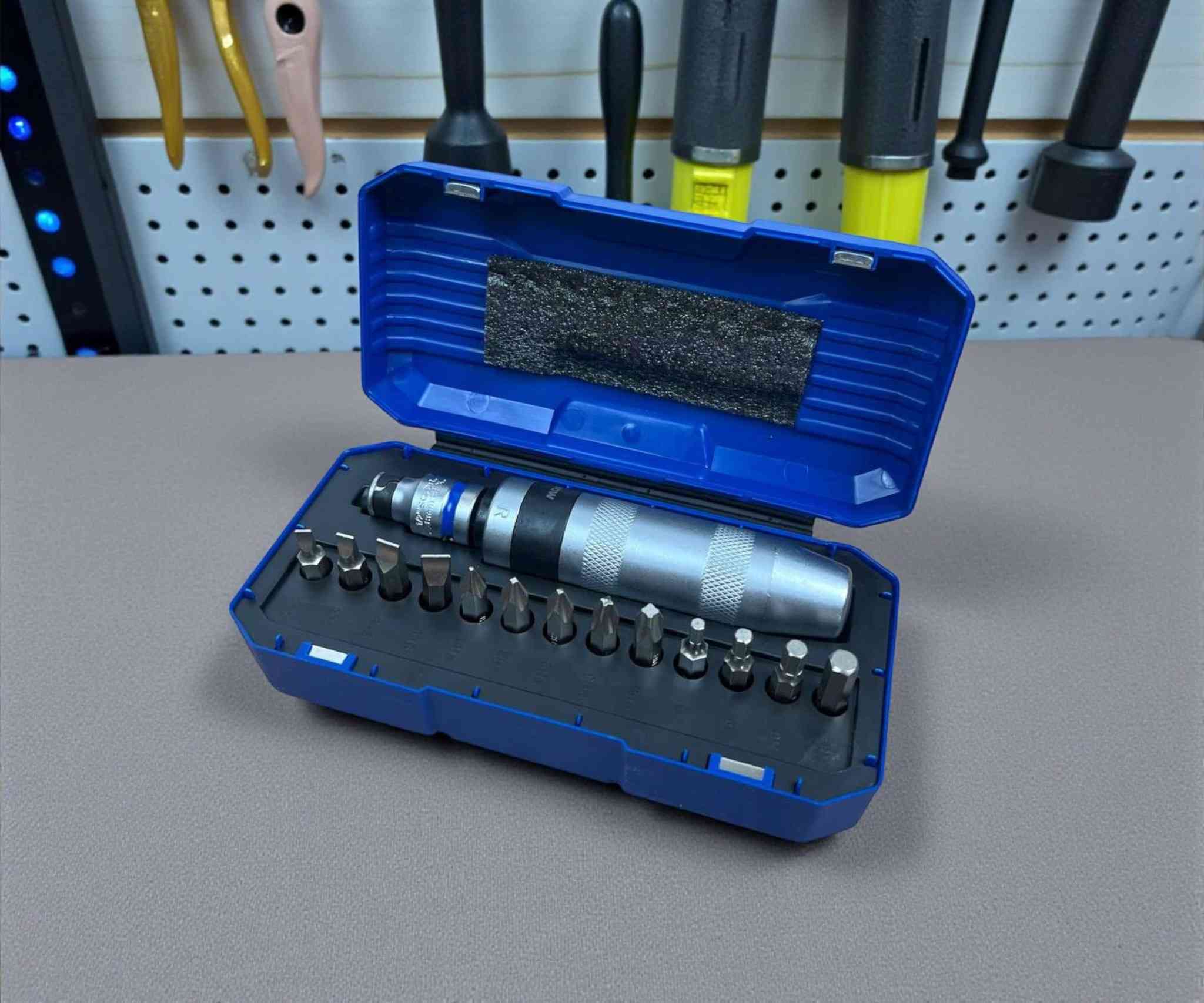 طقم مفك صدمات معدني ثقيل 13 قطعة من WADFOW

الاستخدامات

مخصصة لفك وشد البراغي الصدئة أو العالقة بقوة.

مثالية للاستخدام في الورش الصناعية، وصيانة السيارات، والأعمال الميكانيكية الثقيلة.

يمكن استخدامها مع المطرقة لتوليد عزم دوران قوي دون تلف البرغي.

مناسبة للاستخدام المنزلي والمهني على حد سواء.

المميزات

تصميم معدني قوي بالكامل لتحمل الصدمات والاستخدام الطويل.

مقبض مانع للانزلاق يمنح تحكمًا أفضل أثناء الطرق.

آلية عكس الاتجاه (يمينيسار) لتسهيل الفك والربط.

رؤوس متعددة من نوع PH وSL وHEX لتغطية مختلف الاحتياجات.

مصنوعة من فولاذ عالي الكربون CR-V المقاوم للتآكل والصدأ.

تأتي داخل صندوق بلاستيكي متين يسهل حملها وتخزينها بأمان.

محتويات الصندوق

1 مفك صدمات معدني ثقيل.

12 رأس تبديل متنوعة تشمل:

- رؤوس مستقيمة (SL5، SL6، SL8، SL9).
- رؤوس فيليبس (PH1، PH2، PH3، PH4).
- رؤوس سداسية (H2، H4، H6، H8).

علبة تخزين بلاستيكية صلبة.

الملاحظات

الأداة تعمل عند الطرق بالمطرقة على المقبض لتوليد عزم دوران فوري.

مناسبة للتعامل مع البراغي العالقة أو المتضررة.

ينصح باستخدامها مع مطرقة معدنية لتحقيق أفضل أداء.

قياس العلبة: الطول 20 سم × العرض 10 سم × الارتفاع 5 سم.سعر 20


**إذا كنت صاحب هذا الإعلان وتريد حذفه لأي سبب، رجاءا أرسل رسالة إلى الدعم الفني**