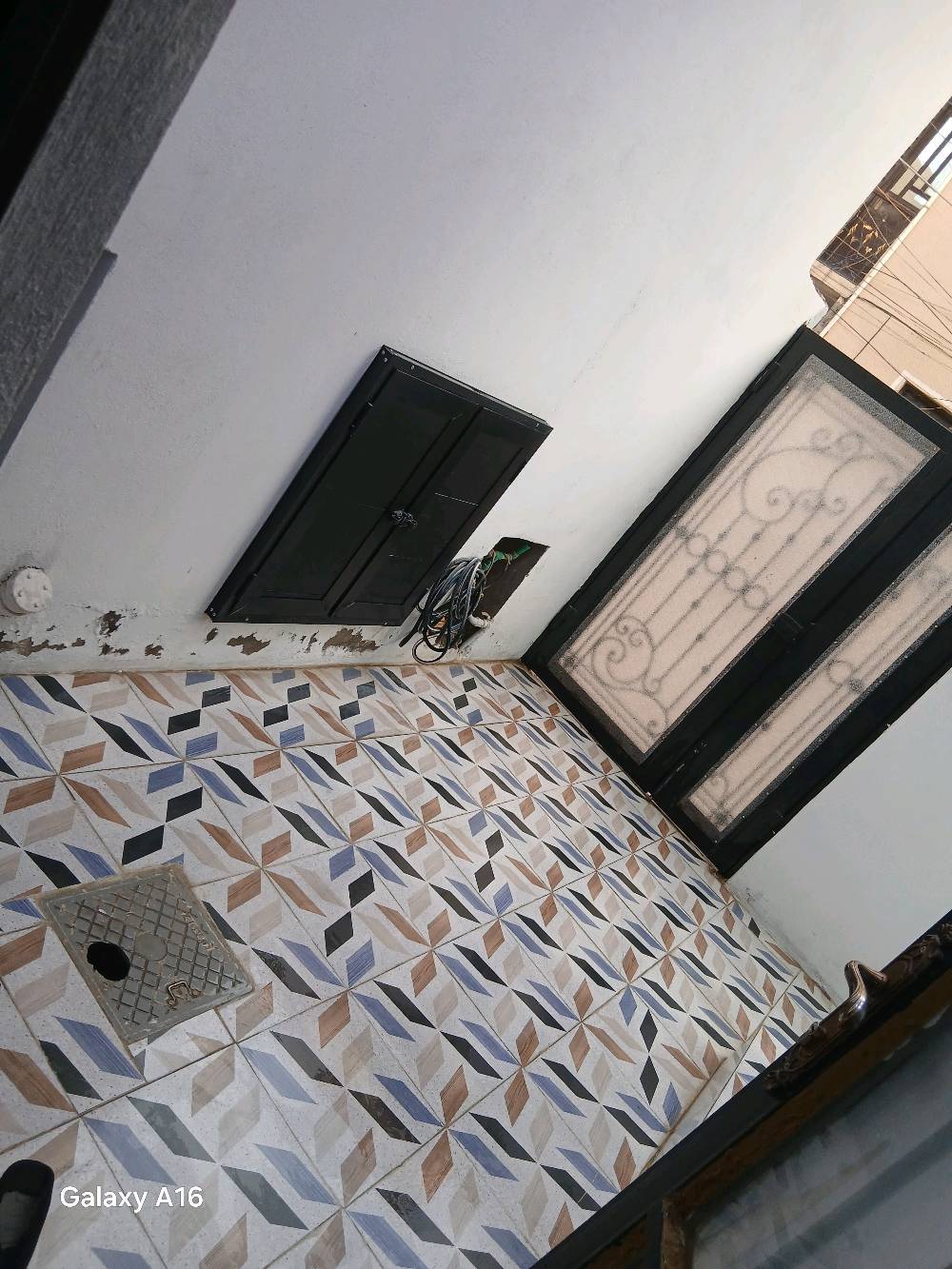 🏠 للبيع كاش فقط - فرصة ما تتعوض 🏠
بناء حديث سنه ٢٠٢٥
بيت بالكريعات - شارع هيثم الحداد قريب على السوق والمدارس

✅ المساحة: ١١٠ م واجهة ٧ الا ربع 
✅ التفاصيل: مدخلين منفصلين طابقين بناء حديث، 3 غرف نوم كبيره + صالة كبيرة + مطبخ  + حمامين + منور + مخزن + بالكونه + حولي
✅ الخدمات: كامله
✅ السند: زراعي اصوليات كاملة ومضمونة
✅ الميزة: يسلم البيت بعد البيع بفتره قصيره + الجيران كلهم عوائل راقية
البناء شخصي وعلى ايدي مو شغل مقاول 
السعر: ٢٥٠ مليون
 للجادين فقط
السبب: السفر والانتقال

ملاحظة: البيع مباشر من المالك