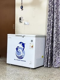 مجمده للبيع  مخلصه غاز فقط نظيفه  وماطورها جديد بسعر 150 وبيها مجال لل...