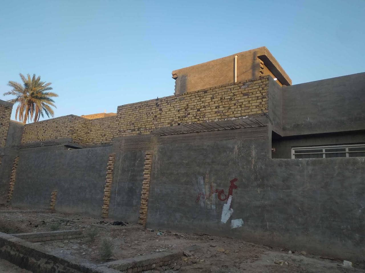 السلام عليكم
(بيت حديث مع بتلو للبيع) في نادر الاولى قريب على الشارع الخدمي قرب فرن صمون بركات ام البنين 
يحتوي البيت على استقبال وكندور وغرفة نوم ومطبخ وصحيات داخليه وخارجيه  
للاستفسار الاتصال على الرقم (***********)
(البيت بنيانه حديث)

