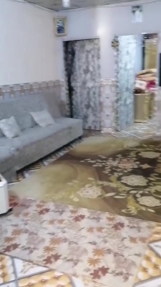 بيت لبيع الزبير محلت شمال بصف ملعب مساحه 200 حواسم بي أربع غرف ديوان كله سيراميك بس سقف جينكو مطبخ حمامات حوش سعر19  بي مجال رقم ***********
