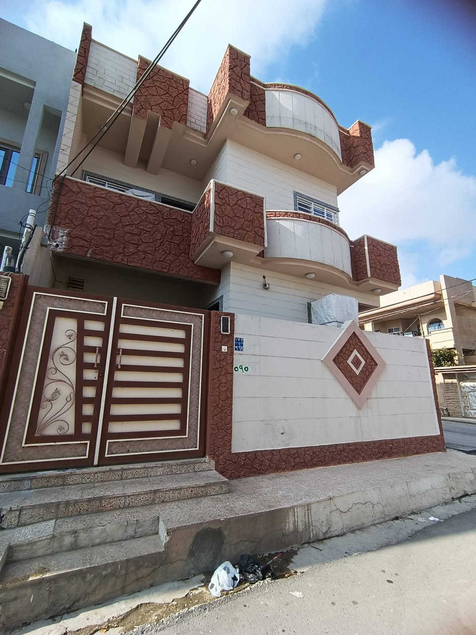 #عروض مكتب قصر الفخامة للعقارات
دار للبيع للبيع للبيع 
الموقع / حي الاقتصاديين  / تموز 
مساحة / 100م واجهة 8.5م  ركن 
الاتجاه شروق 
طابقين بناء 2021
4 غرف نوم واستقبال ومطبخ وصحيات عدد 2 وبيتونه 
سند طابو الايمن 
مكاتبه مع الشرعي 
للاستفسار عن السعر الاتصال 
***********
***********
عنوان المكتب حي النور سايدين دانية ماركت بعد ملعب كلاسيكو
