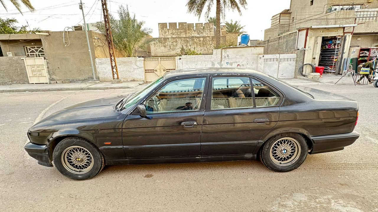 السلام عليكم BMW 525 مسكر كير اوتو مكينه وكير خير من الله سياره موديل 90 رقم كركوك الجديد نكليزي باسمي تحويل وين متريد هزه جديده سياره صبغها بي جراد خفيف دواخل مرتبه تبريد شغال صدر امامي جديد دبلات ولويات وقواعد خلفيه مال حاويه اكسل رون ناصي بال160 رون 3 سياره صارف عليها ومرتبها ع ايدي السعر 55 وبيها مجال مكاني بغداد ***********
