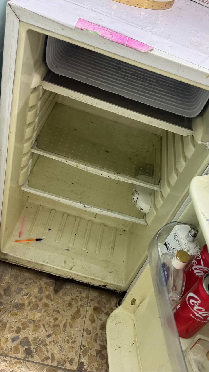 ثلاجه صغيره للبيع سعرها 35 الف الي يريدها يدخلي خاص او ع رقم واتس ***********
