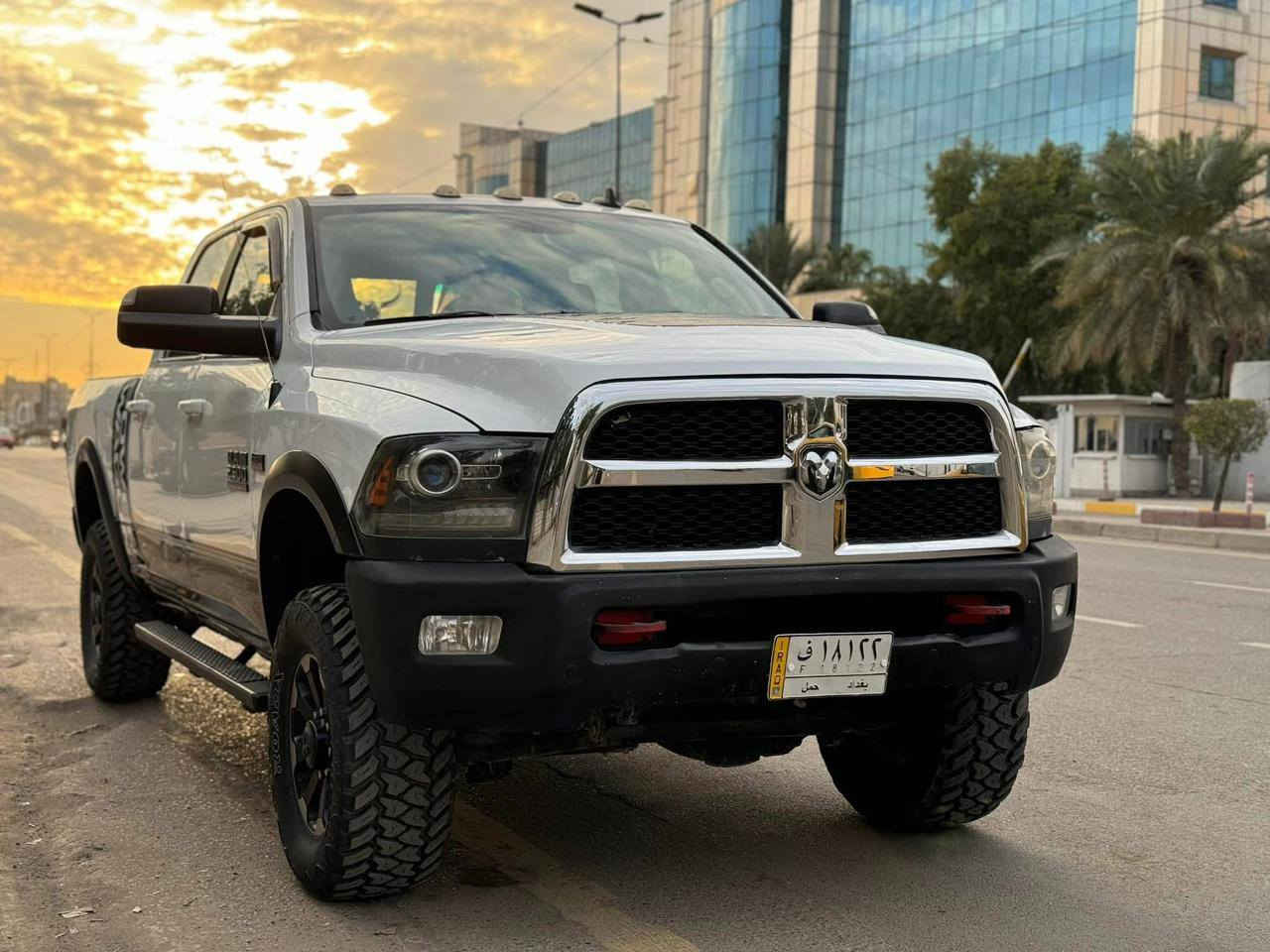 السلام عليكم
السياره بيها فقط نقص گير 
فور ويل مكينة 6400
رام باور واغن مكينة ٦٤٠٠
موديل ٢٠١٨ 
سييارة  نضيفة حادث بدون ايرباك 
ماشية ٥٦ الف فقط 
مشكلة فقط الگير كايم 
ابيعها على مشكلتها

***********
