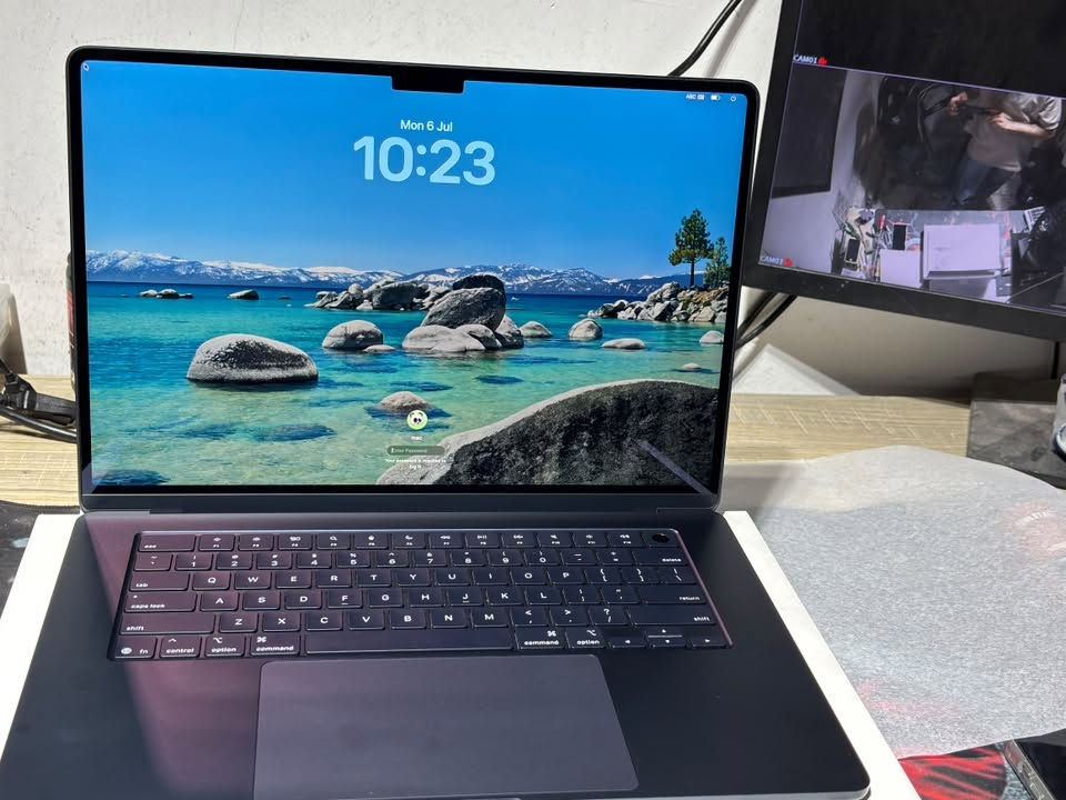السلام عليكم 

Mac book air 
M4 
16 gb ram
256gb 
15.6 
🔋 100% 
23  شحنة
نقص شحانة فقط والجهاز يشحن على اي شاحنة تايب سي نوعيتهة زينة 

مليون و ٥٥٠ مجال بسيط للشراي  
التواصل على الواتس اب فقط 
***********
