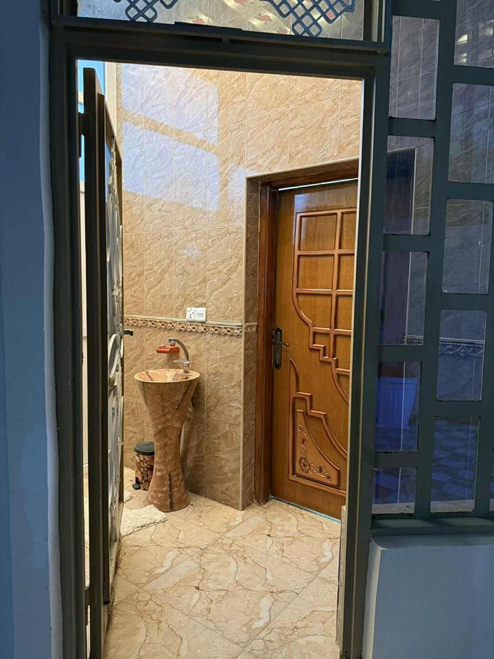 للبيع  موقع مميز
بيت ٢٥٠متر طابو صرف في الحيره (حي الحسين ) مقابل حديقه 
طابوق جمهوري وسقف صب (للطابقين )
  .يحتوي على 
الاول :ستقبال (١١x4) وغرفتين (٥x٤) 
ومطبخ 4x5
وصاله كبيره  
ومجموعه صحيه  عدد 3 داخليه وخارجيه 

الثاني :
غرفه 5x4  
وصاله كبيره
 والمجموعه الصحيه
للاستفسار خاص او الرقم ***********
