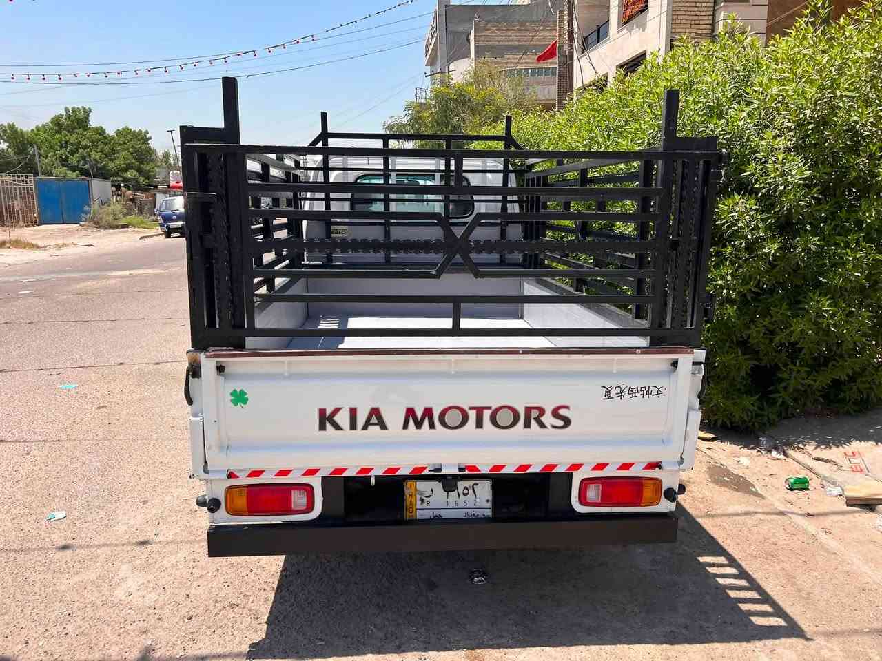 السلام عليكم للبيع كيا مديل 99. رقم بغداد سنويه جديده تحويل مباشر.  محرك 3000. جديد.  قماره قلاب مكفوله من ضربه وكص.  مكانات صبغ ممثره.      شاصي كفاله عامه شرط كير اكسن حداده تخم تاير كله جديد.  محجر غلاف دوشمه كهربيات كله شغال. باور مشط سياره جاهزه تحويل مباشر.  مكاني بغداد.   السعر.  67.  ورقه. وبيها. مجال.   
هـ.   ***********.  اتصل.     وتدللل.    💖
