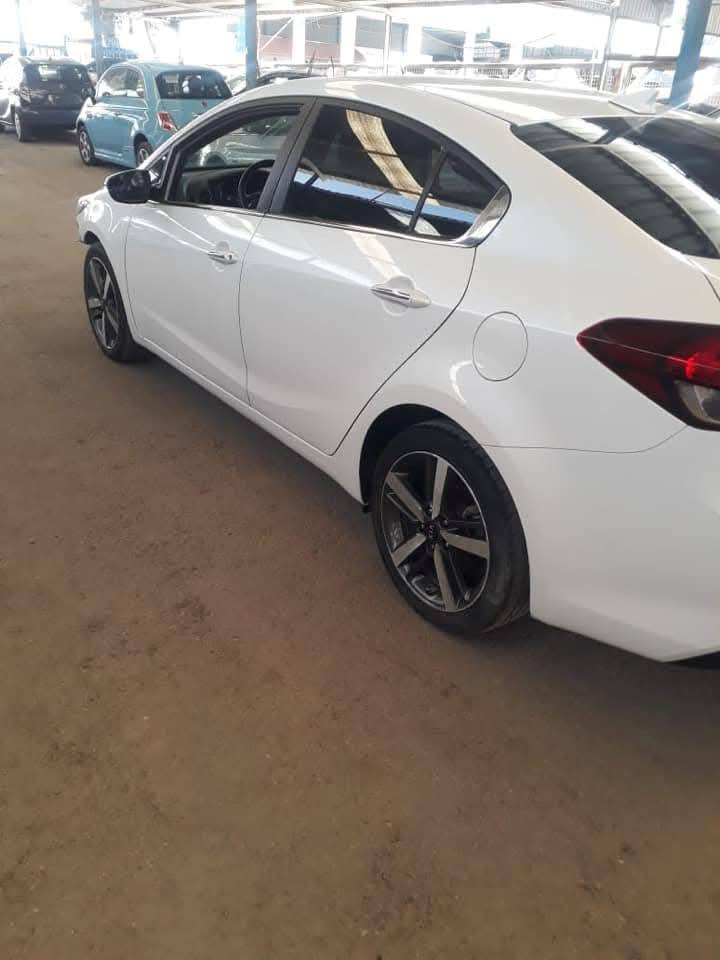 ​🚗 كيا فورتي 2018 - فول مواصفات (Top Clean) 🚗
لعشاق النظافة والمواصفات الكاملة، السيارة بحالة الوكالة وجاهزة للاستخدام الفوري:
​الموديل: 2018.
​المحرك: 2000 (GDI) - أداء قوي واقتصادي جداً.
​الحالة: بدون حادث (وارد أمريكي)، صبغ نص تكم فقط (أثر شخوط/تجميلي) وبيها بوارد مكانات بسيطه الكصه لبدايه فقط مال قماره يعني الحافه فقط  والبنيد ربع منه صفحه اليسره كد شبر البقيه كفاله عامه لغود شواصي دواخل ايرباكات كله بحاله الوكاله 
​✨ المواصفات والكماليات:
​المقاعد: كشنات جلد فاخرة رصاصي وداخل لونين تبريد شاشه بيانو وقطعتين تبريد بصمه ابواب لدات ابواب .
​نظام الراحة: تدفئة بالكشنات الأمامية.
​التبريد: تبريد قطعتين (أمامي وخلفي) ثلج.
​التحكم: تحكم ستيرن جهتين كامل (فول)، مثبت سرعة (Cruise Control).
​الشاشة: شاشة أصلية كبيرة تدعم Apple CarPlay و Android Auto.
​الكاميرا: كاميرا خلفية دوارة مع خطوط مساعدة للركن.
​الأنظمة الذكية: نظام النقاط العمياء (Blind Spot) بالمرايا الجانبية.
​أنظمة القيادة: 3 وضعيات قيادة (Drive Mode: Sport, Eco, Normal).
​السلامة: رادار جانبي، مانع انزلاق، نظام ABS.
​الإضاءة: ليدات أمامية نهارية مميزة، وإنارة ترحيبية.
​الإطارات: ويل كب (جنوط) قياس 16 أو 17 الأصلي.
​💎 السيارة بحالة ممتازة، داخلية نظيفة جداً، وما تحتاج أي مصاريف إدامة.
​📍 العنوان: [بغداد الكريعات ]
💰 السعر: [السعر١٢٠] (بيها مجال بسيط للشراي)
📞 للتواصل: [***********]
​ملاحظة للمصداقية:
​بما إن السيارة وارد أمريكي وبدون حادث ليخب ادزله رقم شاصي
