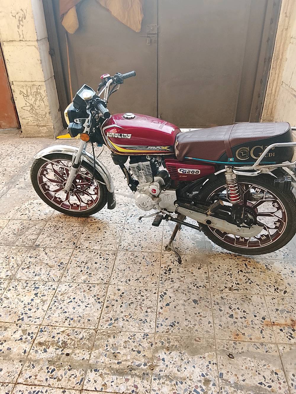 سلام عليكم دراجه سولنك موديل 2025 دراجه جديده وخير من الله ما بيها اي نقص دراجه بعده جديده ماشيه 4000 بس دراجه 