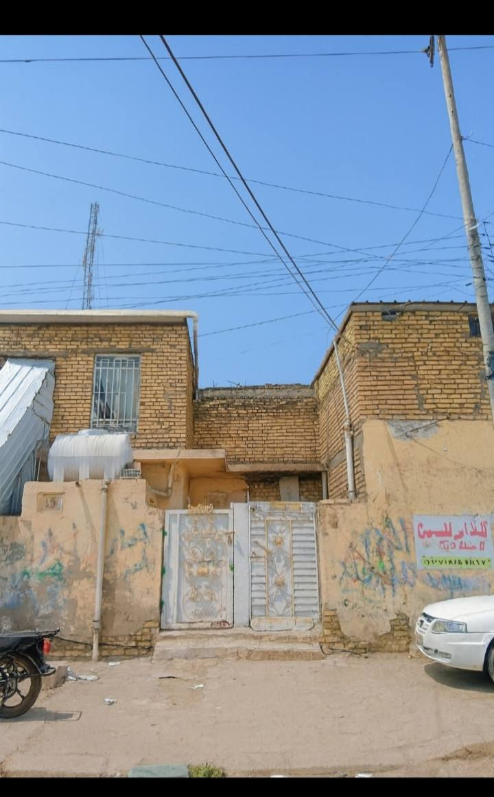 اعيد النشر بسبب الوعود الكاذبه للناس متخاف الله تحيه طيبه دار سكن للبيع عنوان داموك منطقه ال150بشارع مدرسه طوعه قرب حسينيه الحوراء زينب يتكون الدار الطابق الاول غرفتين نوم استقبال هول مطبخ حار بارد صحيات داخليه خارجيه مخزن جان سابقا محل الطابق الثاني مشتمل معزول شراء من راعيه حصرا مو ورثه مو  دلال اني موقعه حلو شارعه حلو للاستفسار عله السعر او تفاصيل اخرى تواصل عله خاص او الاتصال عله رقم***********
