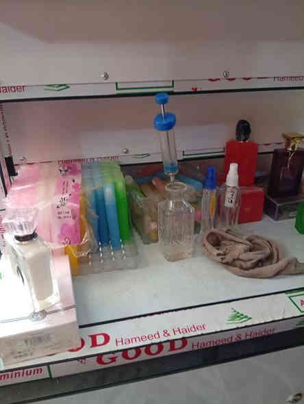 السلام عليكم متاح ميز  مع عطور مركزه فرنسيه 50 تقريبا ربع مع علب مع شيشة عطور 13درزن عطور للاستفسار الاتصال مكاني كوت مركز المدينة  سبب البيع غير متفرغ ***********
