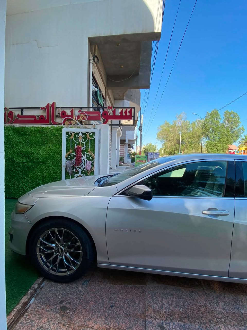 ماليبو ٢١ ماشيه ١٨٣ الف كيلو بيها عته بالنمره الثانيه ابيعلك كير كايم السياره تمشي واي مشكله مابيها تاخذها متصلح الكير كلش طبيعي واحتمال مشكله كهربائيه لان المشكله ممستمره تروح وترجع + كمبريس بي مشكله 
حادث بالعراق مابيها ضررها چاملغ الايمن راجع نفسه بدون صبغ ونصف من الباب الخلفيه راجعه بارد ايضاً بدون صبغ وعندك رش بسيط بالجاملغ الخلفي اما صفحه السايق نضيفه ١٠٠/١٠٠ ضررها بس الصفحه الثانيه  رقمها دهوك تريد وكاله تحويل اي مشكله ماكو 
تايرات تخم جديد 
حداديه امامي خلفي جديد 
نوزلات بلكات حساسات كله عله ايدي انسه حماوه الراديتر مكثف خير من الله 
دسكات تخم جديد 
تاخذها تفحص كيرها وتسوي وتشد كمبريس فقط اي نقوصات مابيها 
سعرها ٧٥ قفل 🩵
***********
