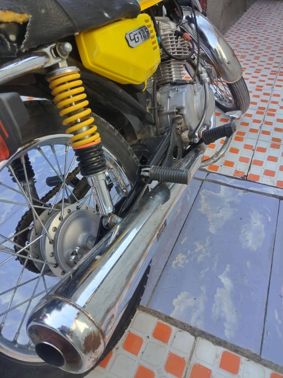 السلام عليكم دراجه موديل 17 تعمير جديد اوراقها بعدهن جدد
كهربائياتها كلها شغاله ماناقصها شي مكاني كوت معروضه ب475وبيها مجال قليل مكاني كوت شارع النفط***********
