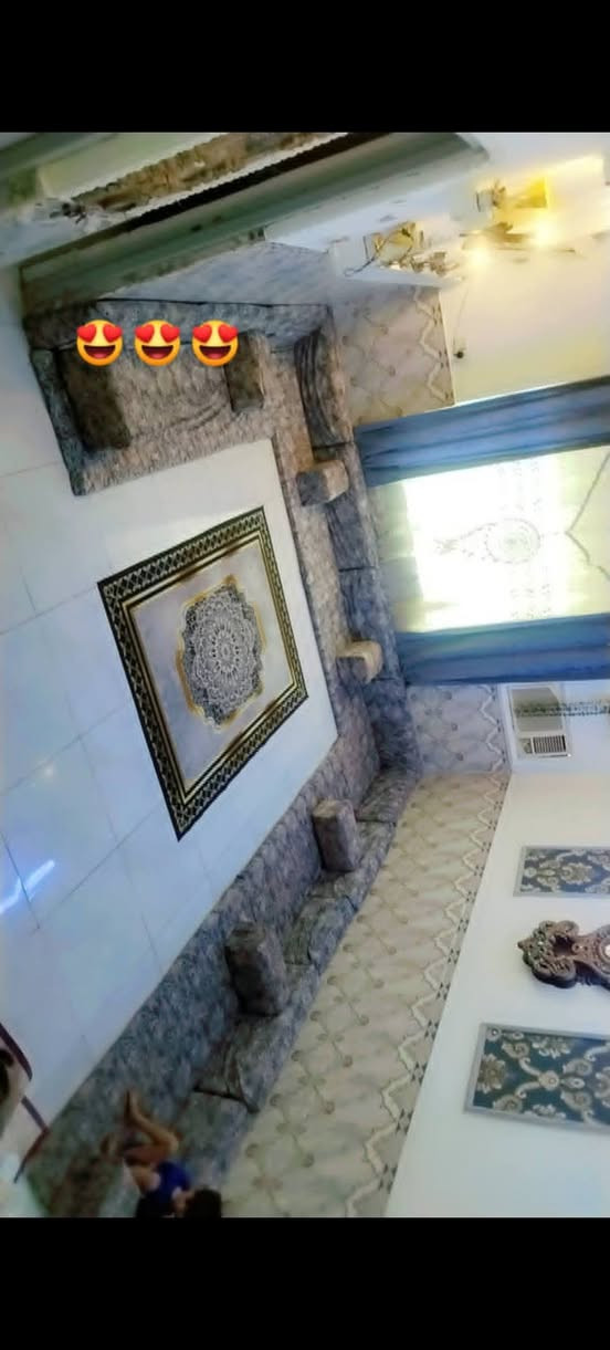 ديوان ١٤ متر نضيف وسفنج ضغط ينغسل عادي الصوره مو كامل طالع اكو قطع مامطلعينهن للبيع مكان طويريج رقم هاتف *********** السعر ١٥٠ وبي مجال
