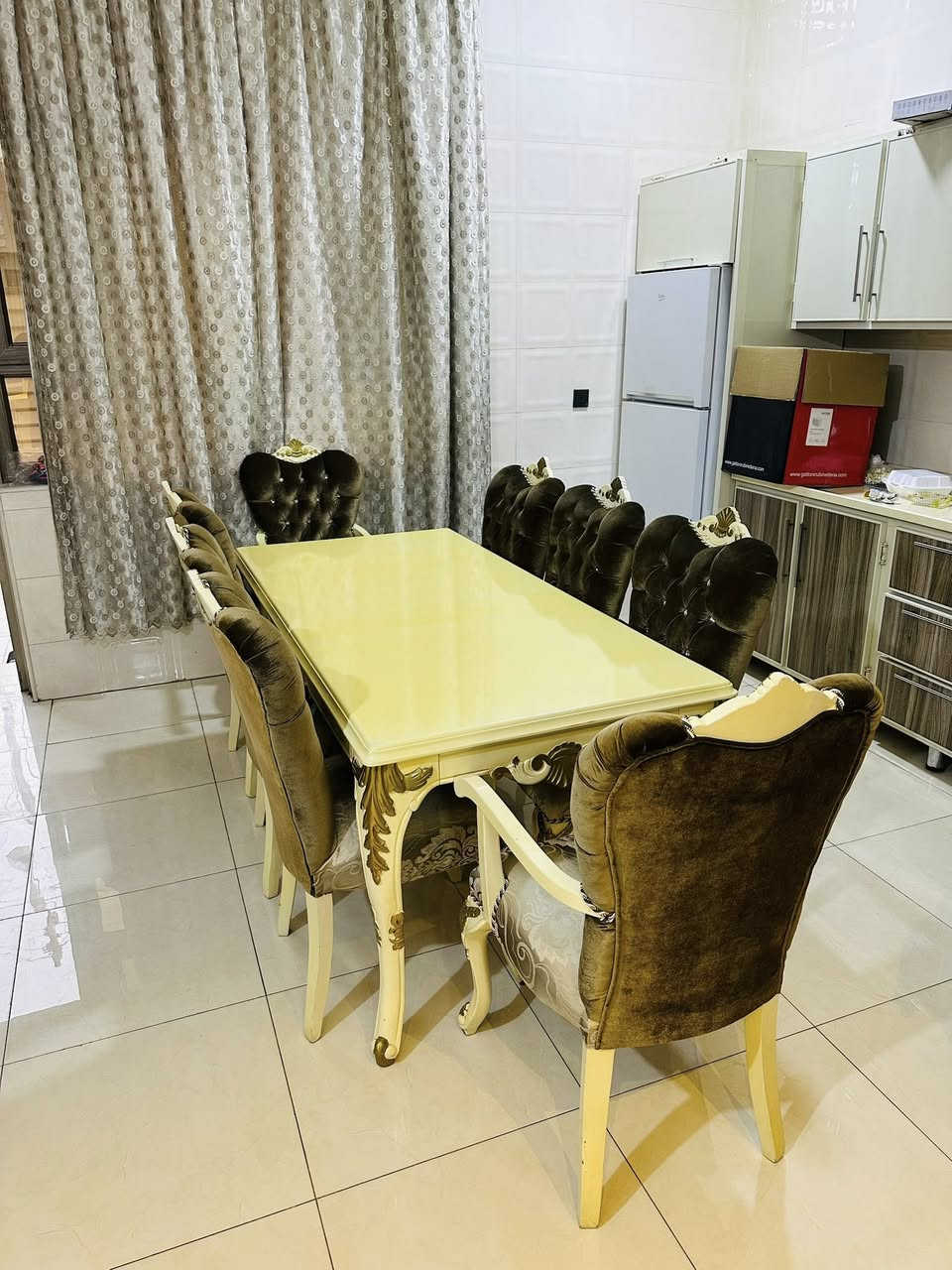 ميز طعام 8كراسي
حله حي الجرائر 
***********
