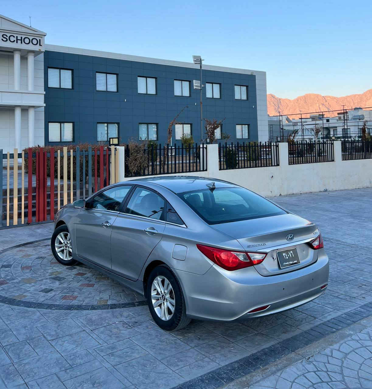 بسم الله الرحمن الرحيم(***********)
Sonata 2011 بڕاوەی دوبەی 
سۆناتا ٢٠١١ بڕاوەی دوبەی تازە داخڵ بووە لۆک لۆکە
فول فولە بەس سلایت نیە بەسمەیە کوشن جڵدە
هەر چوار کوشنەکانی هیتەرە گێر عادی و تۆماتیکە
شاشە لێگززە کامیرایە حاسیە دوگمەی تراکشنی هەیە
سوکان و دەشبول ئەزیرایە سوکان ڤۆلیۆمە ئیکۆیە
گێچ زینۆنە ئاوێنە هیتەر و شەفت و ئیشارەتە
لایت عەدەسەیە بەگلایت لیزەرە ویلی بیلادە 
تایەی تازەیە مەکینە دوشی مەرغوبەکەیە GDI نییە
گێر و مەکینە و کارەبایی دەحم و لێدران بەشەرت
پشت و پێش کەپسە جامەکانی هەلگیراون 
سعری ٥٢ کەمیک مەجال شوێن رانیە
*********** ڤایبەر و واتسئاپی لەسەرە رانية, السليمانية
