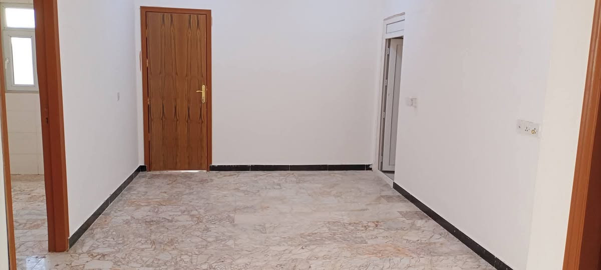 � دار للبيع - او الإيجار
المناذرة / مجمع قرية السلام - دور الاطباء 
موقع ممتاز حرف T قريب جداً عن السنتر ، بداية شارع المدرسة
🏬 فرصة ممتازة للسكن العائلي المريح ✅ او الاستثمار التجاري ( روضة ⏺️ مؤسسة  ⏹️ مكتب 🌟 
⬅️ جاهز للسكن وأستيعاب عائلة كبيره 
📐 المساحة: 219 متر
🔹 التفاصيل:
 • طابقين
 • 4 غرف نوم واحدة منها ماستر + استقبال واسع ومريح+ 2 صالة
 • مطبخ كبير 
 • حديقتان 
 • كراج سيارة
💰 البيع حسب رغبة المشتري ( كامل المبلغ نقداً ) او ( مقدم نقدي + تقسيط القرض للمصرف ) 
🏦 مبلغ القرض من المصرف العقاري: 125 مليون دينار
 التسديد الشهري 662 الف دينار
⛔ تسليم سند طابو + المفتاح

📍 الموقع: المناذرة — قرية السلام — دور الاطباء
للاستفسار اكثر *********** يوجد وتساب
