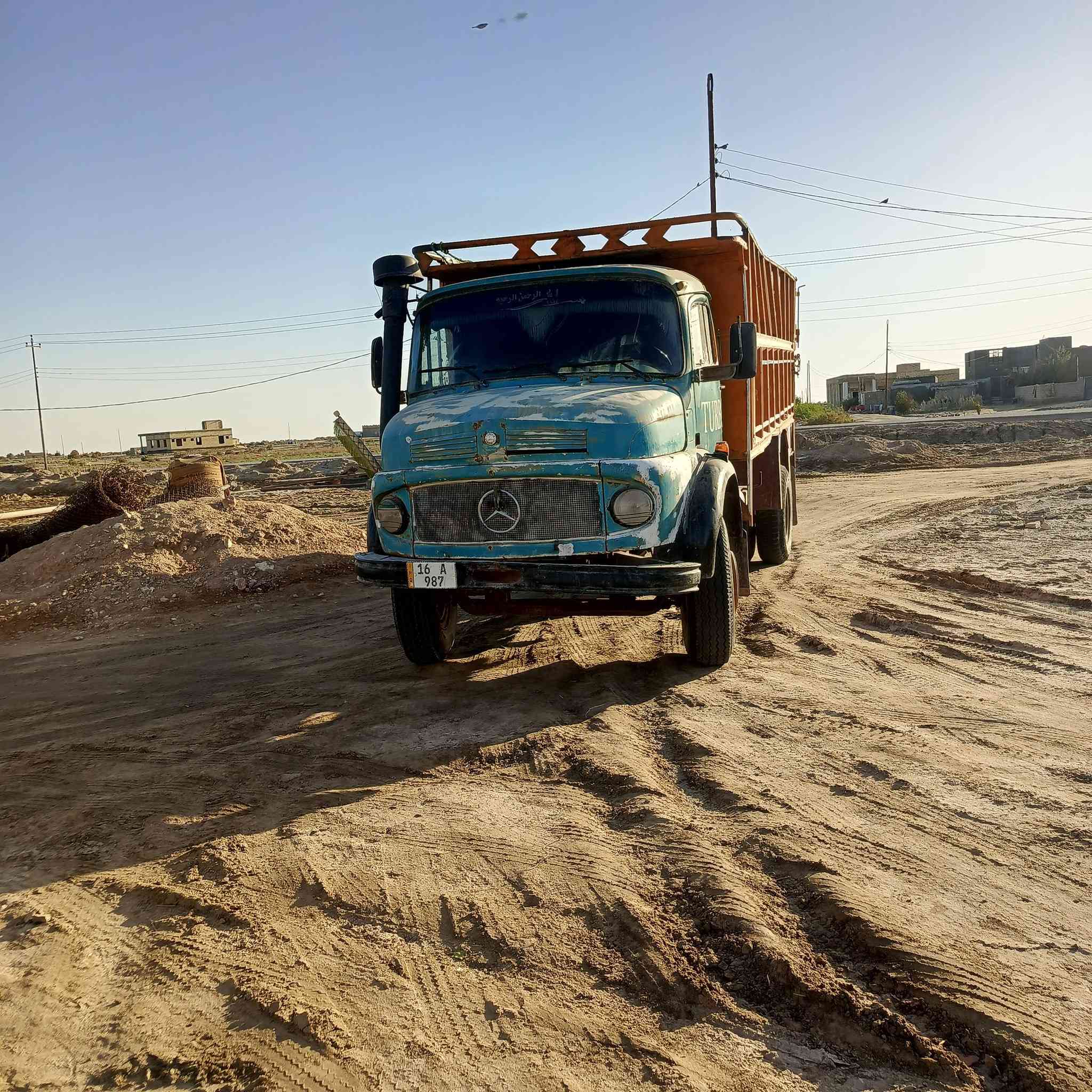 السلام عليكم 
سياره عشراويه للبيع شاصي مكفول وگير مكفول 
ومحرك مكفول وأكسن مكفول 
وغماره مصبوغه بدون معجون 
رقمه انگليزي وبسمي 
والاستفسار 
***********
