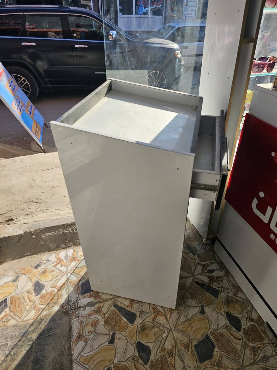 سلام عليكم
ميز للبيع خشب اصلي سعر ٤٠ قفل 
الاتصال ع ***********
