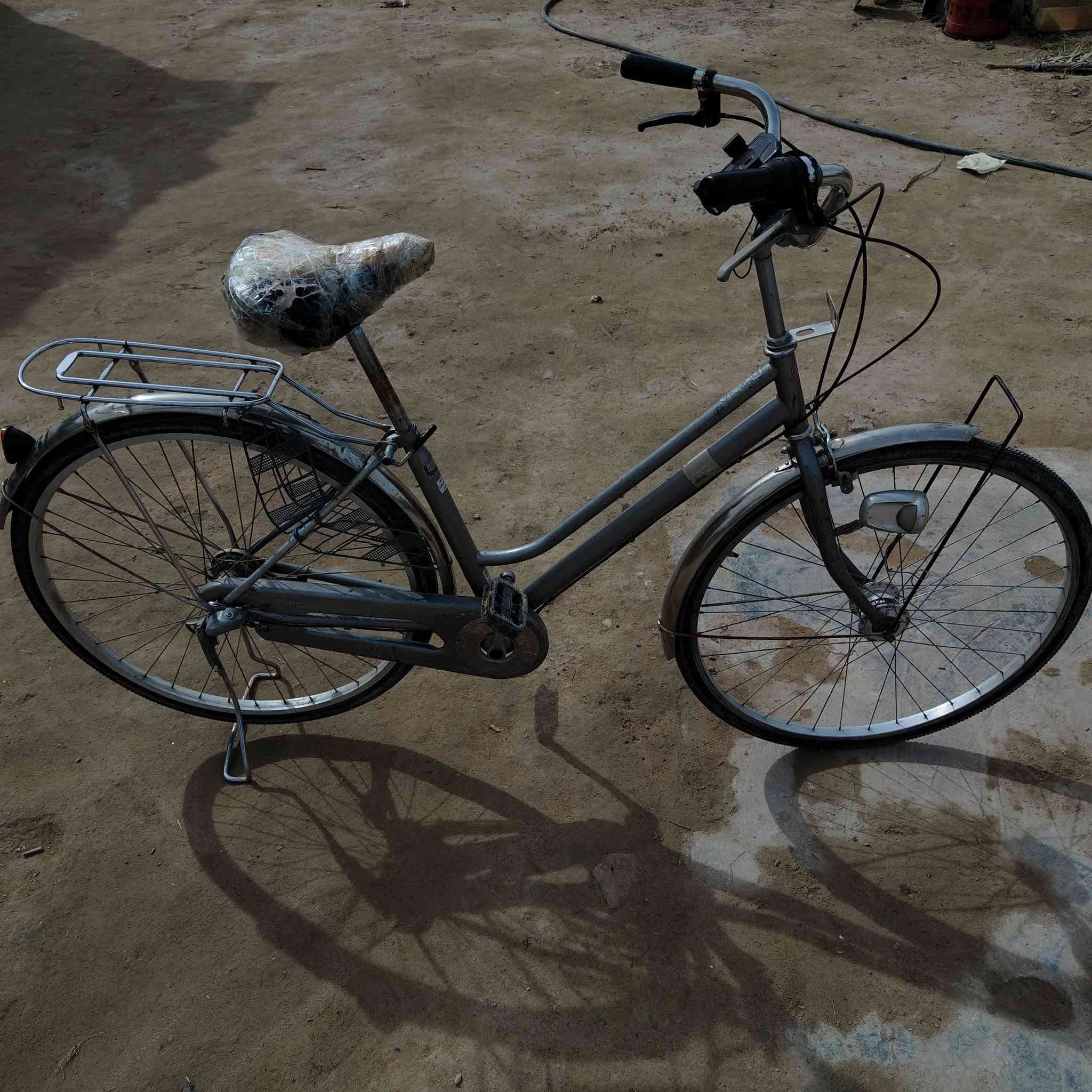 سلام عليكم للبيع بيسكل حجم 27نضيف3كير الشراي يتصل عله الرقم/***********/
