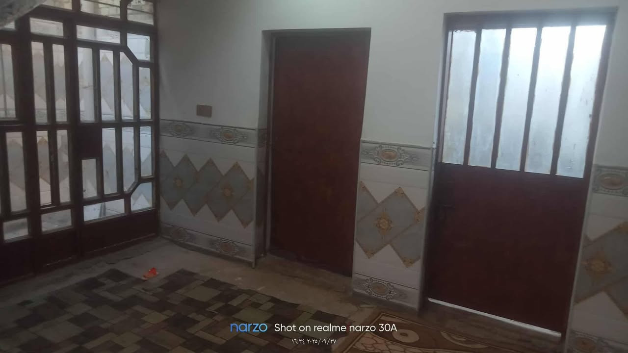 بيت جديد البيع قريب على شارع تبليط كافت خدمات مساحة 250,متر منطقة سميلات بي غرفتين  وصاله ومطبخ وديوانيه الاتصال ***********
