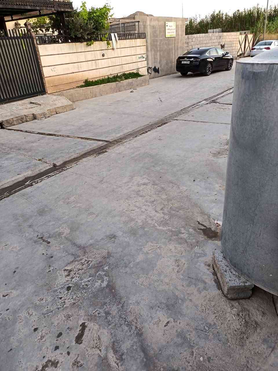 السلام عليكم 

🟢دار للبيع  زراعي طابو اسود.مضمون المساحه الكليه ١٢٠ متر(((((السعر 75 وبي مجال للاستفسار ***********))))) 
⚫️الموقع الحمزلي المربع الذهبي 

البيت طابق ونص بناء درجه اولى 
واجه مودرن 
خريطه حديثه على يد مهندسين 

الطابق الاول : غرفتين نوم 
مطبخ 
صحيات وترك
استقبال 

الطابق الثاني غرف نوم 

المنطقه تبليط  وانترنيت ضوئي كامل خدمات والمدرسه مسافه ١٥ متر
