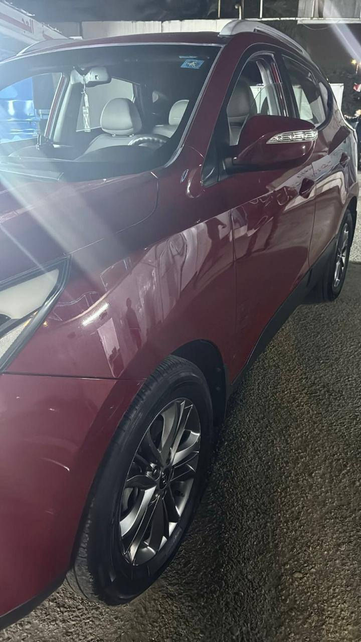 سلام عليكم توسان موديل 15 
سياره مكفوله من حادث 
مكينه و كير مكفولات 
حجم مكينه 2000
لون ماروني 
صدر امامي وخلفي مكفولات كهربائيات كله شغاله على وضع شركه 
تخم تاير و وباتري جديد 
العنوان بغداد سيديه 
للبيع فقط 
السعر 145 وبيه مجال حك الجيه 
رقم الهاتف ***********
