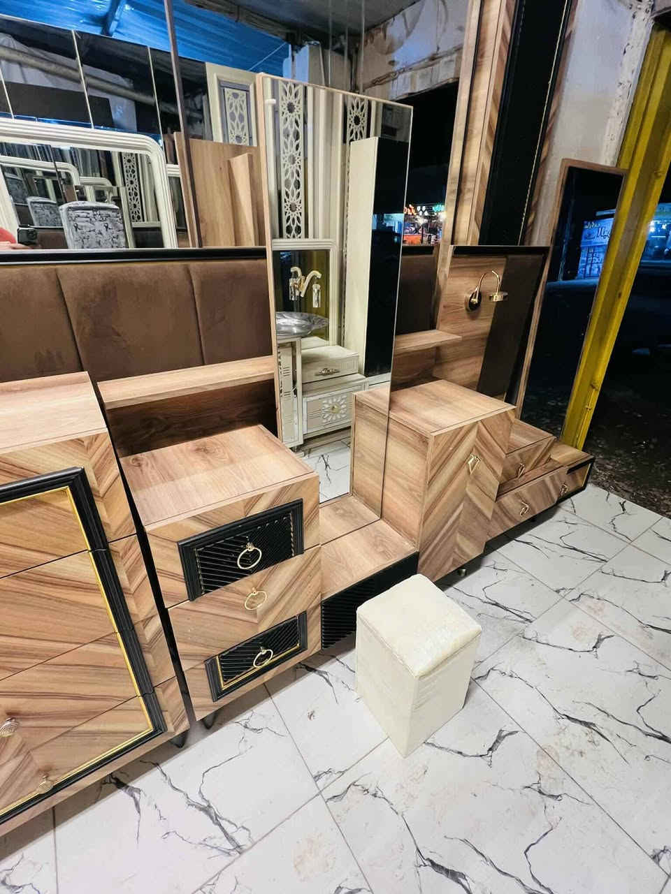 ✨غرفة تركيأمستخدم موديل حديث🤎⚡ 
9 قطع✨🚪 نظام أبواب وسلايت ⚡
🛏 شـازلون مخـزن☑️🪞 جام برونزي 
✨ نظافة 90 💯💵 السعر/900 / 800 قفل🔒
🚚 شد ونقل مجاني داخل بغداد〽️
📦 توصيل للمحافظات بأسعار رمزية💥
🏋️‍♂️تصعيد الغرفه حسب الاتفاق ☑️


**إذا كنت صاحب هذا الإعلان وتريد حذفه لأي سبب، رجاءا أرسل رسالة إلى الدعم الفني**