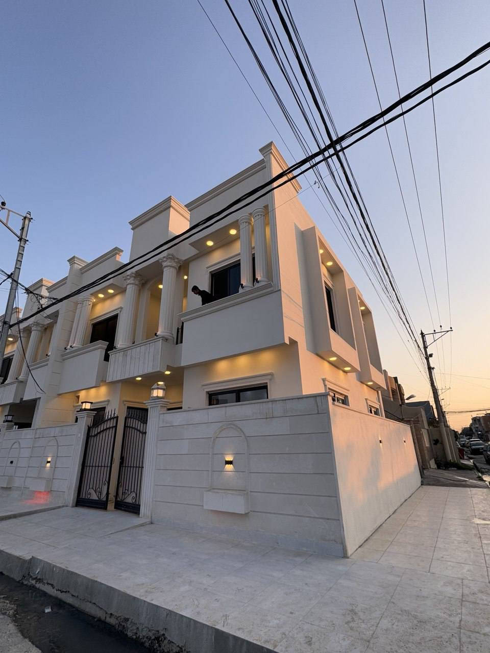 #عروض_عقارات_الصديق
لمعرفة السعر أكتب (تم)
🔴دار للبيع بناء ممتاز زيرو (2026) 
سند طابو ملك صرف
🌐حي الصديق الأولى 
المساحة 100م واجهة (10م)
اتجاة الدار شروق ابتدائي شارع تبيلط 12م
🏠(يتكون الدار من طابقين وبيتونة 4 غرف نوم)
 الطابق ألاول: مطبخ (حار,بارد) هول استقبال غرفة نوم خدمات صحية 
الطابق الثاني: 3 غرف نوم هول خدمات صحية بيتونة سطح عالي كاشي
سند (2026)
(نظام دكتات سبالت تلفاز, تأسيس غاز غسالات)
(الدار سقوف جبس بالكامل)
(الدار فارغ, تسليم فوري)
مكتب الصديق سائدين الصديق
☎️ ***********     علي
☎️ ***********     ابو نور 
نستقبل عقاراتكم وطلباتكم علئ الارقام اعلأه أو مراسلة الصفحة...
